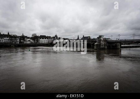 Ansicht von Maastricht City Centre mit seinen teilweise mittelalterliche Brücke über die Maas. Stockfoto