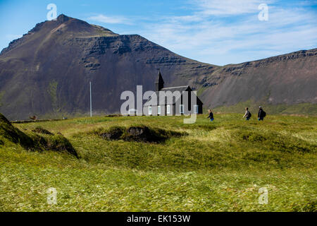 Kirche mit schwarzen Holzfassade in Budir Island auf der Halbinsel Snaefellsnes Stockfoto