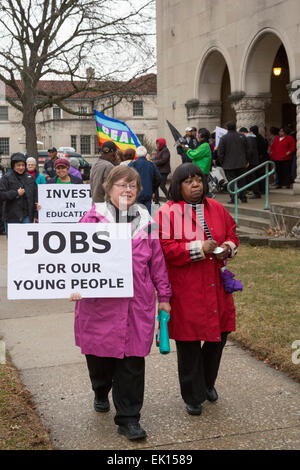 Detroit, Michigan USA - Mitglieder des Gesu katholische Kirche und die Bewohner der umliegenden Nachbarschaft kam ein Karfreitag Frieden gehen. Die Veranstaltung war eine Reaktion auf die jüngsten Dreharbeiten Bundesrichter Terrence Berg, ein Mitglied der Kirche und der Bewohner der Nachbarschaft, in einem versuchten Raub. Bildnachweis: Jim West/Alamy Live-Nachrichten Stockfoto