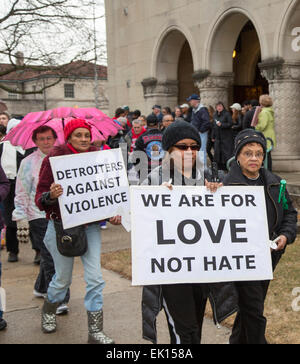 Detroit, Michigan USA - Mitglieder des Gesu katholische Kirche und die Bewohner der umliegenden Nachbarschaft kam ein Karfreitag Frieden gehen. Die Veranstaltung war eine Reaktion auf die jüngsten Dreharbeiten Bundesrichter Terrence Berg, ein Mitglied der Kirche und der Bewohner der Nachbarschaft, in einem versuchten Raub. Bildnachweis: Jim West/Alamy Live-Nachrichten Stockfoto