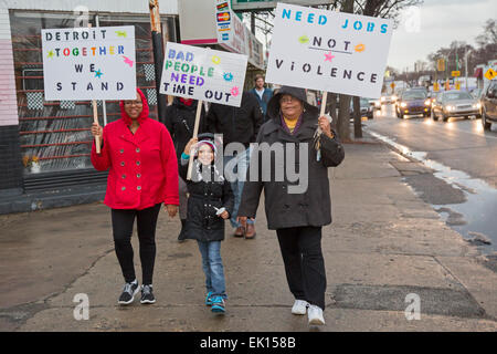 Detroit, Michigan USA - Mitglieder des Gesu katholische Kirche und die Bewohner der umliegenden Nachbarschaft kam ein Karfreitag Frieden gehen. Die Veranstaltung war eine Reaktion auf die jüngsten Dreharbeiten Bundesrichter Terrence Berg, ein Mitglied der Kirche und der Bewohner der Nachbarschaft, in einem versuchten Raub. Bildnachweis: Jim West/Alamy Live-Nachrichten Stockfoto