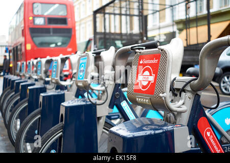 LONDON, UK - APRIL 02: Detail von Boris Bikes in der Schlange. 2. April 2015 in London. Am 27. Februar 2015. Bürgermeister Boris Johnson gesichert Stockfoto