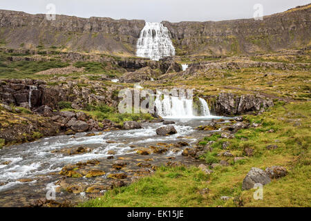 Blick auf Dynjandi Wasserfall in den Westfjorden Islands. Stockfoto