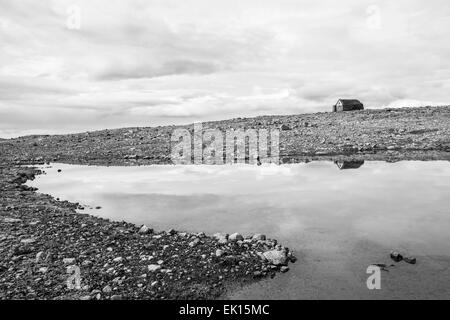 Schwarz / weiß Foto von einem Stein Rasen überdachten Haus Unterschlupf in den Westfjorden Islands. Stockfoto
