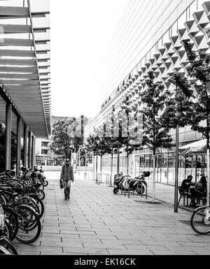 Ein Gehweg zwischen zwei Einkaufsstraßen in Dresden, Deutschland hat viele starke geometrische Motive zu sehen. Stockfoto