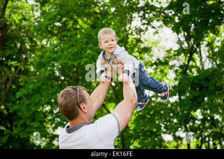 Glücklicher Vater und Sohn Spaß im Freien im Park. Väter lieben. Familienkonzept Stockfoto