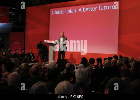 Warrington, England. 4. April 2015. Ben Elton anlässlich einer Labour Party Wahl Rally in Warrington Parr Hall, Cheshire. Bildnachweis: Simon Newbury/Alamy Live-Nachrichten Stockfoto