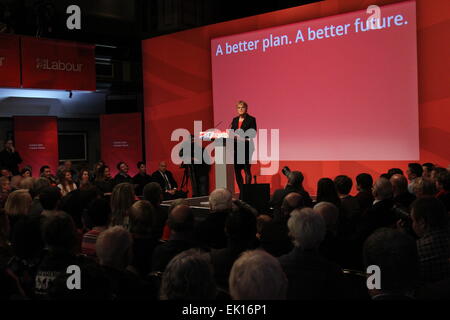 Warrington, England. 4. April 2015. Eddie Izzard anlässlich einer Labour Party Wahl Rally in Warrington Parr Hall, Cheshire. Bildnachweis: Simon Newbury/Alamy Live-Nachrichten Stockfoto