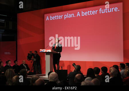 Warrington, England. 4. April 2015. Eddie Izzard anlässlich einer Labour Party Wahl Rally in Warrington Parr Hall, Cheshire. Bildnachweis: Simon Newbury/Alamy Live-Nachrichten Stockfoto