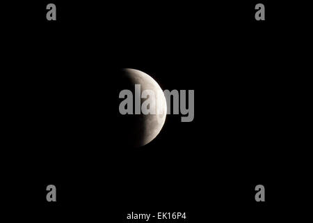 Tijuana. 4. April 2015. Foto aufgenommen am 4. April 2015 zeigt eine totale Mondfinsternis beobachtet in Tijuana, Baja California, im Nordwesten von Mexiko. Bildnachweis: Guillermo Arias/Xinhua/Alamy Live-Nachrichten Stockfoto