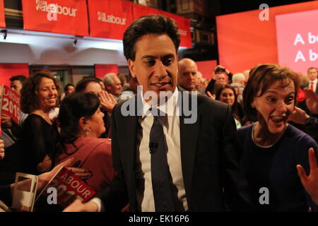 Warrington, England. 4. April 2015. Labour Leader Ed Miliband verlässt eine Wahlveranstaltung mit seiner Frau Justine in Warrington Parr Hall mit Gastrednern Sally Lindsay, Ben Elton und Eddie Izzard statt. Bildnachweis: Simon Newbury/Alamy Live-Nachrichten Stockfoto