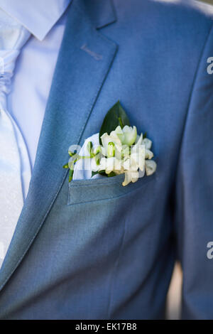 Boutonniere auf dem Anzug. Bräutigam bereit für Hochzeitsfeier Stockfoto