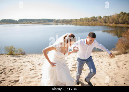 Braut und Bräutigam, Freude an einem Strand, romantische Ehepaar Stockfoto