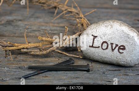 Ostern-Krone von Dornen, mit Felsen und alten Nägel auf rustikalen Holz. Stockfoto