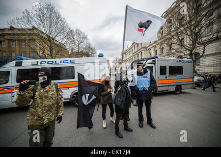 London, UK. 4. April 2015. Antifaschistische Counter Protest gegen Pegida UK Credit: Guy Corbishley/Alamy Live News Stockfoto