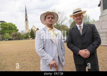 Charlestonians versammeln sich während der jährlichen Hut Damen Ostern Promenade in Marion Square 4. April 2015 in Charleston, SC. Die Gruppe ehrt die Tradition des Tragens Hüte und Promenaden durch die Altstadt. Stockfoto