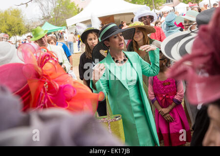 Archie Burkel organisiert das Hut Damen Ostern sammeln vor Beginn ihrer Promenade in Marion Square 4. April 2015 in Charleston, SC. Die Gruppe ehrt die Tradition des Tragens Hüte und Promenaden durch die Altstadt. Stockfoto