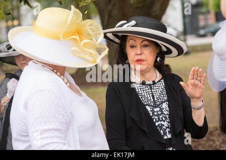 Zwei ältere Frauen zeigen ihre Ostern Pracht während der Hut Damen Ostern Jahrestreffen in Marion Square 4. April 2015 in Charleston, SC. Die Gruppe ehrt die Tradition des Tragens Hüte und Promenaden durch die Altstadt. Stockfoto