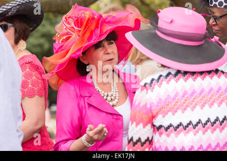 Zwei ältere Frauen zeigen ihre Ostern Pracht während der Hut Damen Ostern Jahrestreffen in Marion Square 4. April 2015 in Charleston, SC. Die Gruppe ehrt die Tradition des Tragens Hüte und Promenaden durch die Altstadt. Stockfoto