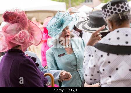 Ältere Frauen zeigen ihre Ostern Pracht während der Hut Damen Ostern Jahrestreffen in Marion Square 4. April 2015 in Charleston, SC. Die Gruppe ehrt die Tradition des Tragens Hüte und Promenaden durch die Altstadt. Stockfoto