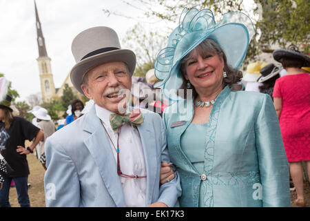 Ein älteres Ehepaar in ihrem Ostern Putz während der Hut Damen Ostern Jahrestreffen in Marion Square 4. April 2015 in Charleston, SC. Die Gruppe ehrt die Tradition des Tragens Hüte und Promenaden durch die Altstadt. Stockfoto