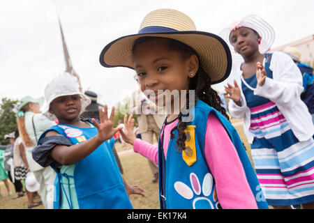 Kinder spielen in ihren Oster-Schmuck während der Hut Damen Ostern Jahrestreffen in Marion Square 4. April 2015 in Charleston, SC. Die Gruppe ehrt die Tradition des Tragens Hüte und Promenaden durch die Altstadt. Stockfoto