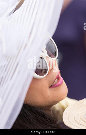 Charleston, South Carolina, USA. 4. April 2015. Eine junge Frau in ihrem Ostern Schmuck während der Hut Damen Ostern Jahrestreffen in Marion Square 4. April 2015 in Charleston, SC. Die Gruppe ehrt die Tradition des Tragens Hüte und Promenaden durch die Altstadt. Bildnachweis: Planetpix/Alamy Live-Nachrichten Stockfoto