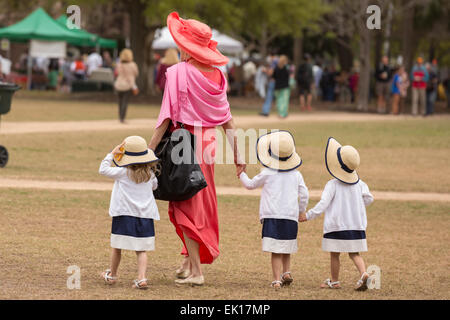 Charlestonians versammeln sich während der jährlichen Hut Damen Ostern Promenade in Marion Square 4. April 2015 in Charleston, SC. Die Gruppe ehrt die Tradition des Tragens Hüte und Promenaden durch die Altstadt. Stockfoto