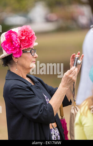 Eine Frau nimmt ein Foto von ihren Freundinnen während der jährlichen Hut Damen Ostern Promenade in Marion Square 4. April 2015 in Charleston, SC. Die Gruppe ehrt die Tradition des Tragens Hüte und Promenaden durch die Altstadt. Stockfoto