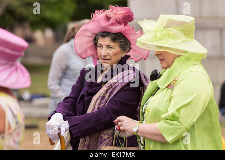 Charlestonians versammeln sich während der jährlichen Hut Damen Ostern Promenade in Marion Square 4. April 2015 in Charleston, SC. Die Gruppe ehrt die Tradition des Tragens Hüte und Promenaden durch die Altstadt. Stockfoto