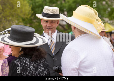 Charlestonians versammeln sich während der jährlichen Hut Damen Ostern Promenade in Marion Square 4. April 2015 in Charleston, SC. Die Gruppe ehrt die Tradition des Tragens Hüte und Promenaden durch die Altstadt. Stockfoto