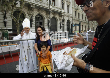 Buenos Aires, Argentinien. 4. April 2015. Ein Mann schmeckt ein Stück von geflochtenen Osterbrot am Mai Avenue, Buenos Aires, Argentinien, am 4. April 2015. Laut lokalen Presseberichten hat geflochtene Osterbrot 150 m Länge und die Breite von 24 cm, das größte Brot überhaupt in Argentinien hergestellt wird. Das Brot soll in Scheiben für einen guten Zweck verkauft werden. © Alberto Raggio/Xinhua/Alamy Live-Nachrichten Stockfoto