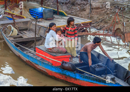 Familie auf einem Boot am schwimmenden Dorf Kampong Phulk Stockfoto