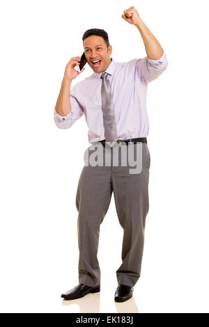 glücklicher Mann empfangen spannende Neuigkeiten über das Telefon Stockfoto