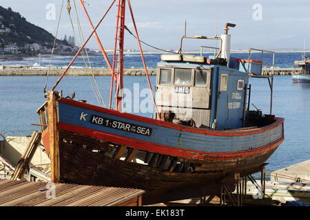 Boot im Trockendock im Hafen von Kalk Bay Stockfoto