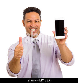 glückliche Mann des mittleren Alters hält Handy und Daumen aufgeben Stockfoto