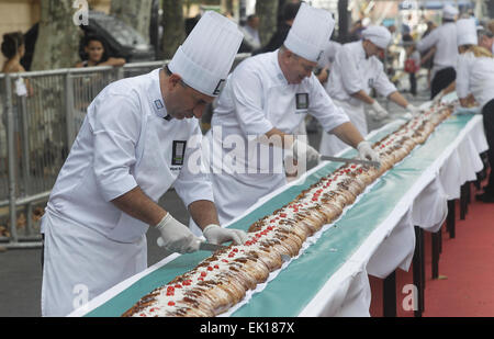 Buenos Aires, Argentinien. 4. April 2015. Meister der Teig Stück geflochten Osterbrot am Mai Avenue, Buenos Aires, Argentinien, am 4. April 2015. Laut lokalen Presseberichten hat geflochtene Osterbrot 150 m Länge und die Breite von 24 cm, das größte Brot überhaupt in Argentinien hergestellt wird. Das Brot soll in Scheiben für einen guten Zweck verkauft werden. © Alberto Raggio/Xinhua/Alamy Live-Nachrichten Stockfoto