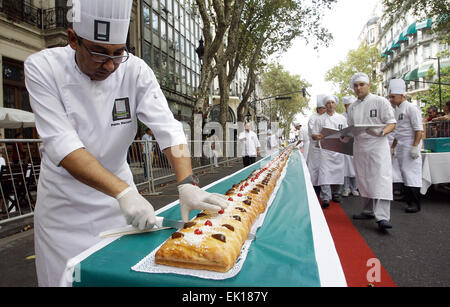 Buenos Aires, Argentinien. 4. April 2015. Meister der Teig Stück geflochten Osterbrot am Mai Avenue, Buenos Aires, Argentinien, am 4. April 2015. Laut lokalen Presseberichten hat geflochtene Osterbrot 150 m Länge und die Breite von 24 cm, das größte Brot überhaupt in Argentinien hergestellt wird. Das Brot soll in Scheiben für einen guten Zweck verkauft werden. © Alberto Raggio/Xinhua/Alamy Live-Nachrichten Stockfoto