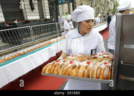 Buenos Aires, Argentinien. 4. April 2015. Ein Meister der Blätterteig Scheiben geflochtene Ostern bäckt Brot am Mai Avenue, Buenos Aires, Argentinien, am 4. April 2015. Laut lokalen Presseberichten hat geflochtene Osterbrot 150 m Länge und die Breite von 24 cm, das größte Brot überhaupt in Argentinien hergestellt wird. Das Brot soll in Scheiben für einen guten Zweck verkauft werden. © Alberto Raggio/Xinhua/Alamy Live-Nachrichten Stockfoto