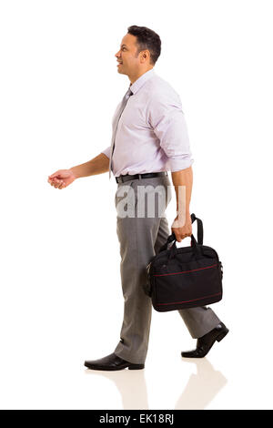 Seitenansicht der Geschäftsmann hält eine Tasche zu Fuß isoliert auf weiss Stockfoto