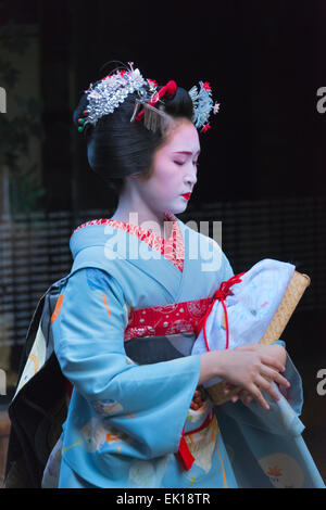 Geisha in traditioneller Kleidung auf Hanami-Koji Straße, Stadtteil Gion, Kyoto, Japan Stockfoto