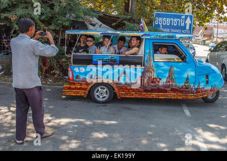 Ein Mann, ein Bild von einer Gruppe von chinesischen Touristen auf einem Tuk-tuk Stockfoto