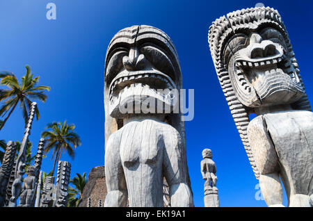 Geschnitzte Figuren an Puuhonua O Honaunau National Historical Park auf Big Island Stockfoto