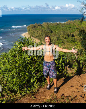 Wanderer auf dem Kalalau Trail, mit Blick auf Kee Beach in Ferne Stockfoto