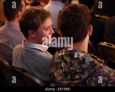 Warrington, UK. 4. April 2015. Guardian-Kolumnist Owen Jones mit Joey Essex am Labour Party Wahlveranstaltung in Warrington, Cheshire, UK. Bildnachweis: Simon Newbury/Alamy Live-Nachrichten Stockfoto