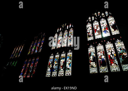 London, UK. 24. März 2015. Foto aufgenommen am 24. März 2015 zeigt die Glasfenster in der Holy Trinity Church in Stratford, Großbritannien. Holy Trinity Church ist berühmt dafür, die Kirche, wo William Shakespeare sowohl getauft und begraben wurde. © Han Yan/Xinhua/Alamy Live-Nachrichten Stockfoto