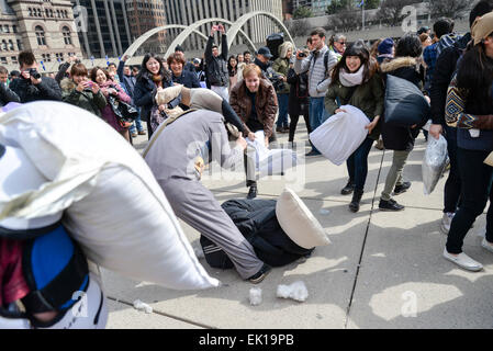 Toronto, Kanada. 4. April 2015. Hunderte von Torontonians kämpft mit Kissen, auf International Pillow Fight Tag in Toronto City Hall am 4. April 2015. Bildnachweis: NISARGMEDIA/Alamy Live-Nachrichten Stockfoto