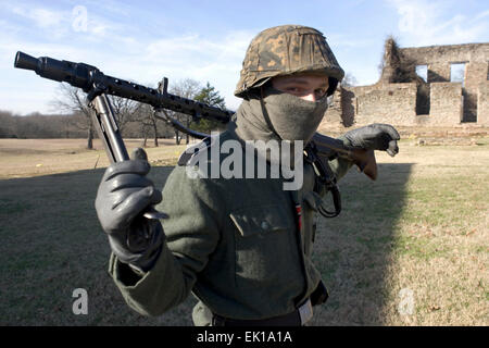 Re-Enactor im dritten Reich Zweiter Weltkrieg SS (Schutzstaffel) einheitliche während eines Wochenendes in Ohio, USA zu sammeln. Stockfoto