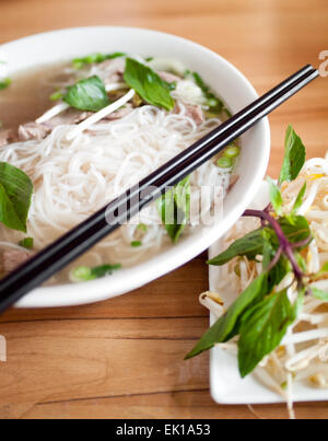 Eine Schüssel mit Rindfleisch Bruststück Pho, eine beliebte vietnamesische Nudelsuppe. Stockfoto