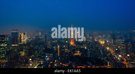 Nacht-Blick auf die Skyline der Innenstadt dominiert von Tokyo Tower, Tokyo, Japan Stockfoto